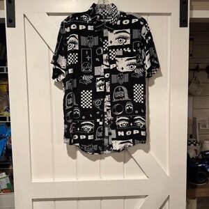Hot Topic Mens button down short sleeve shirt